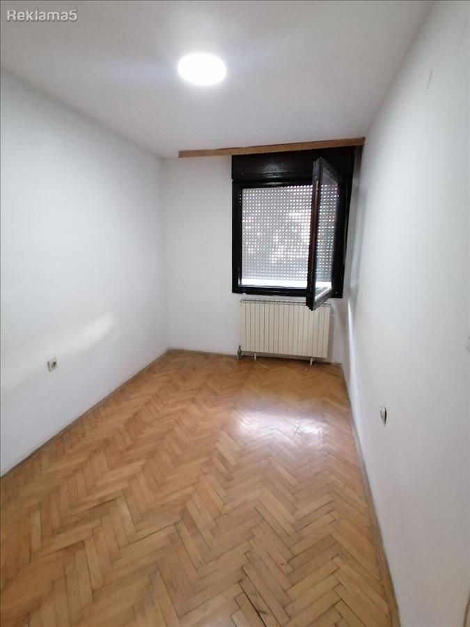 Izdavame prazen stan so 1 soba kaj Rojal vo N. Lisice