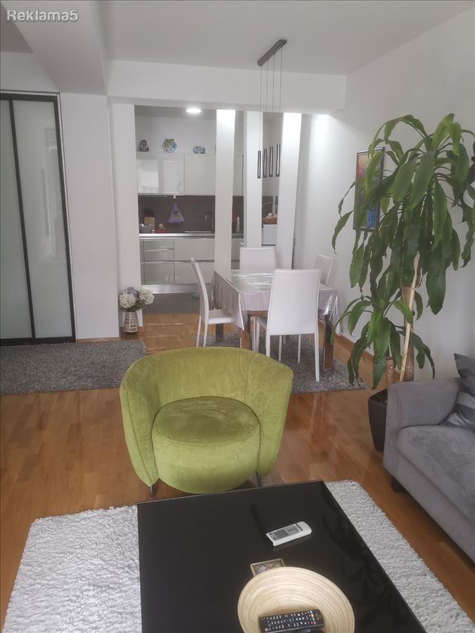 Izdavame komplet opremen stan vo Debar malo