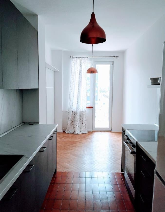 We are renting a 127m2 apartment with 3 bedrooms in the Center