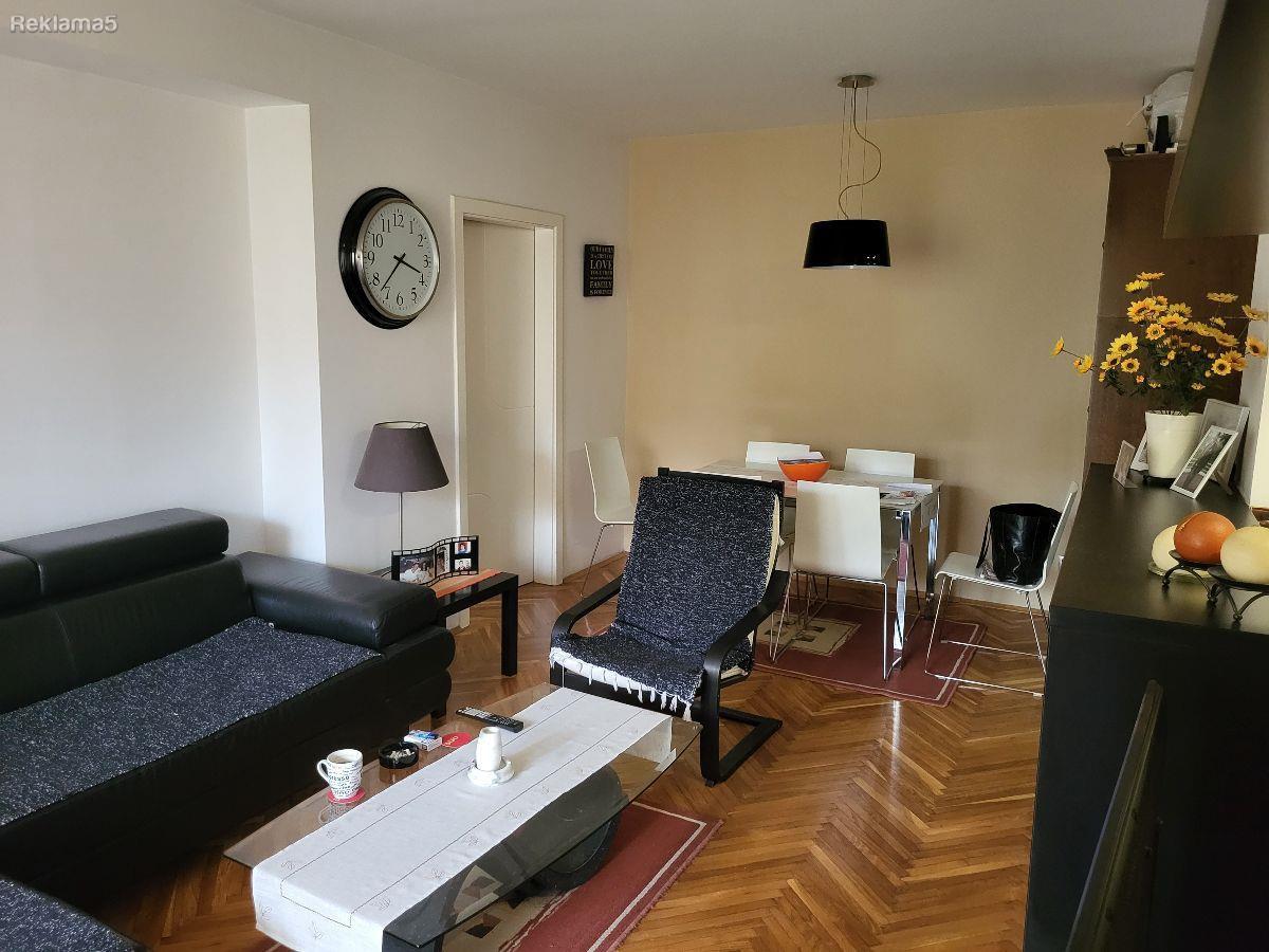 4-SOBEN STAN VO AERODROM, SPROTI HILTON