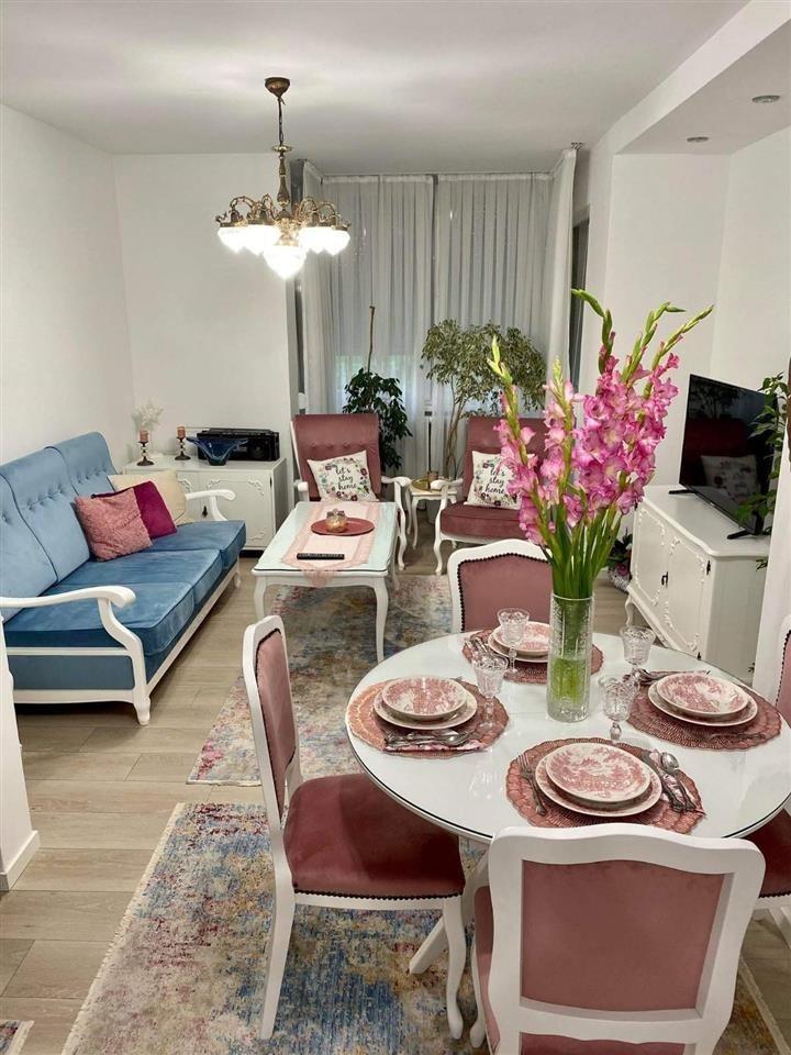 Se izdava namesten stan od 72m2 vo Centar
