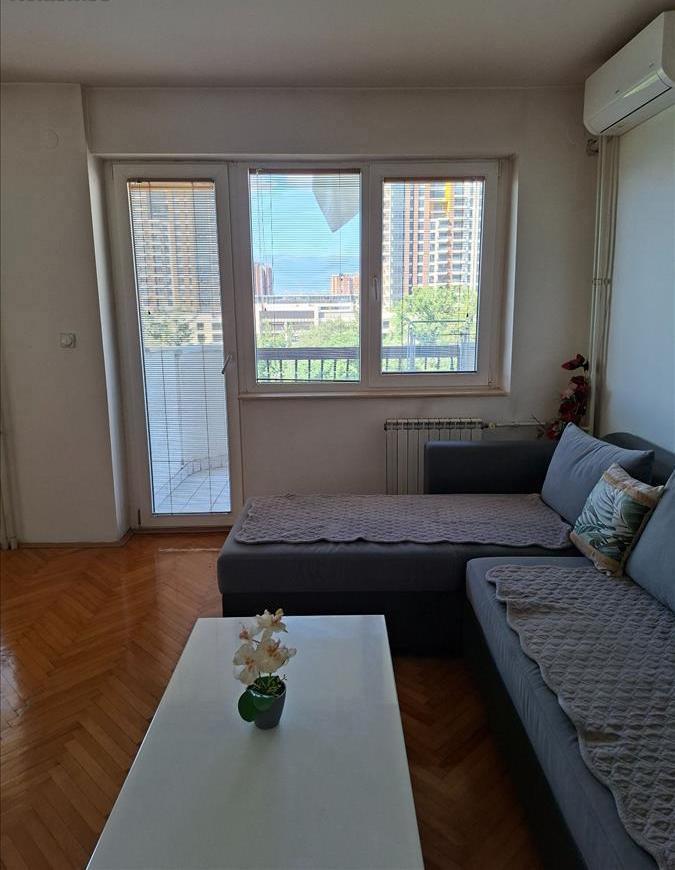 Se izdava nov dvosoben stan vo Centar, MVR