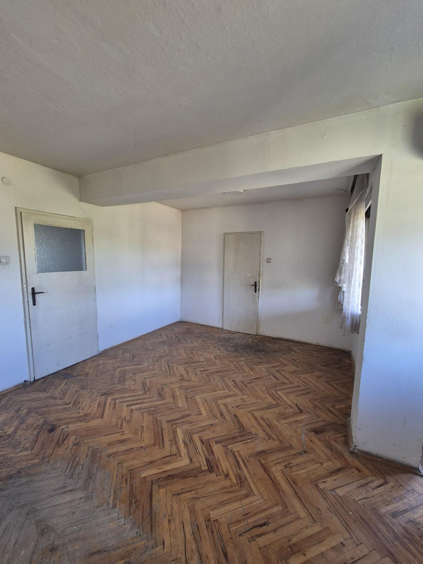 An old apartment for sale in n. Cento