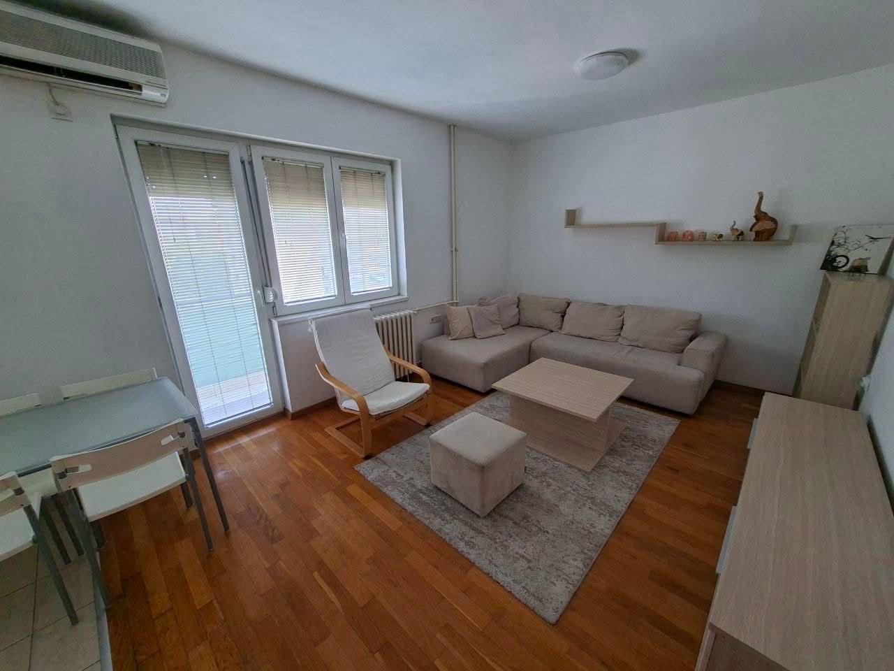 Se izdava stan 45m2 vo Karpos 1