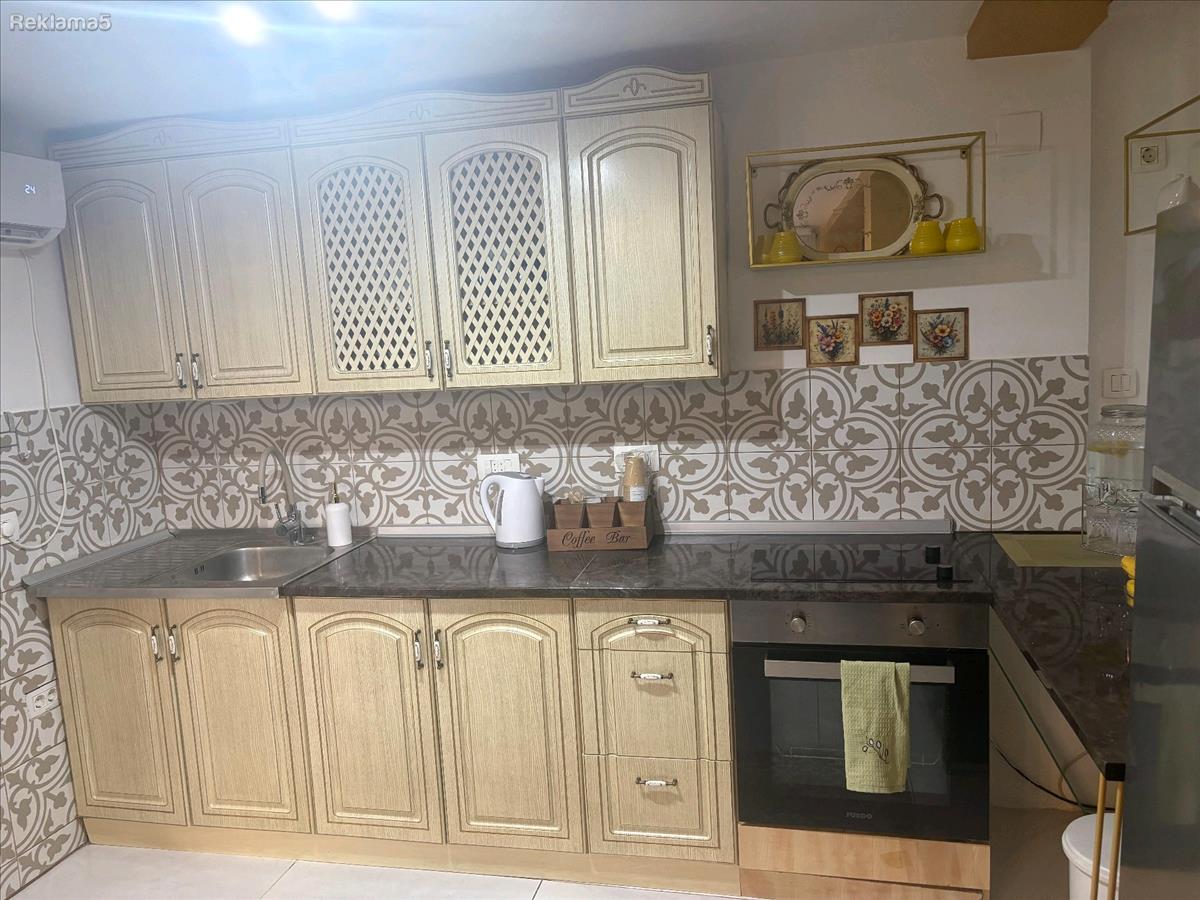 APARTMENT FOR RENT WITH A BEAUTIFUL YARD IN THE CENTER