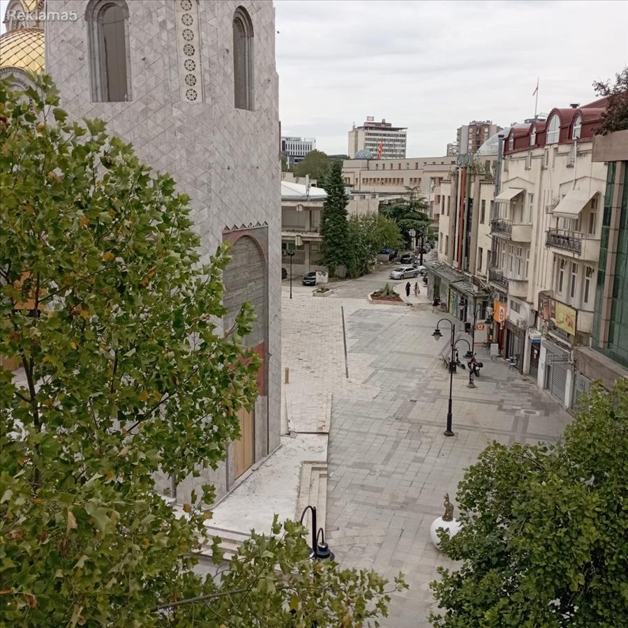 SE IZDAVA DVOSOBEN NAMEST STAN VO CENTAR NA ULICA MAKEDONIJA