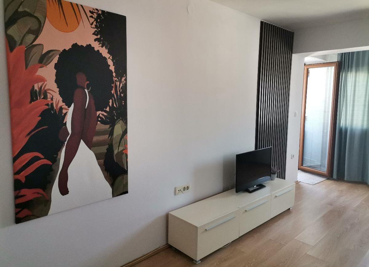 SE IZNAJMUVA TROSOBEN STAN VO CENTAR, KATOLICHKA
