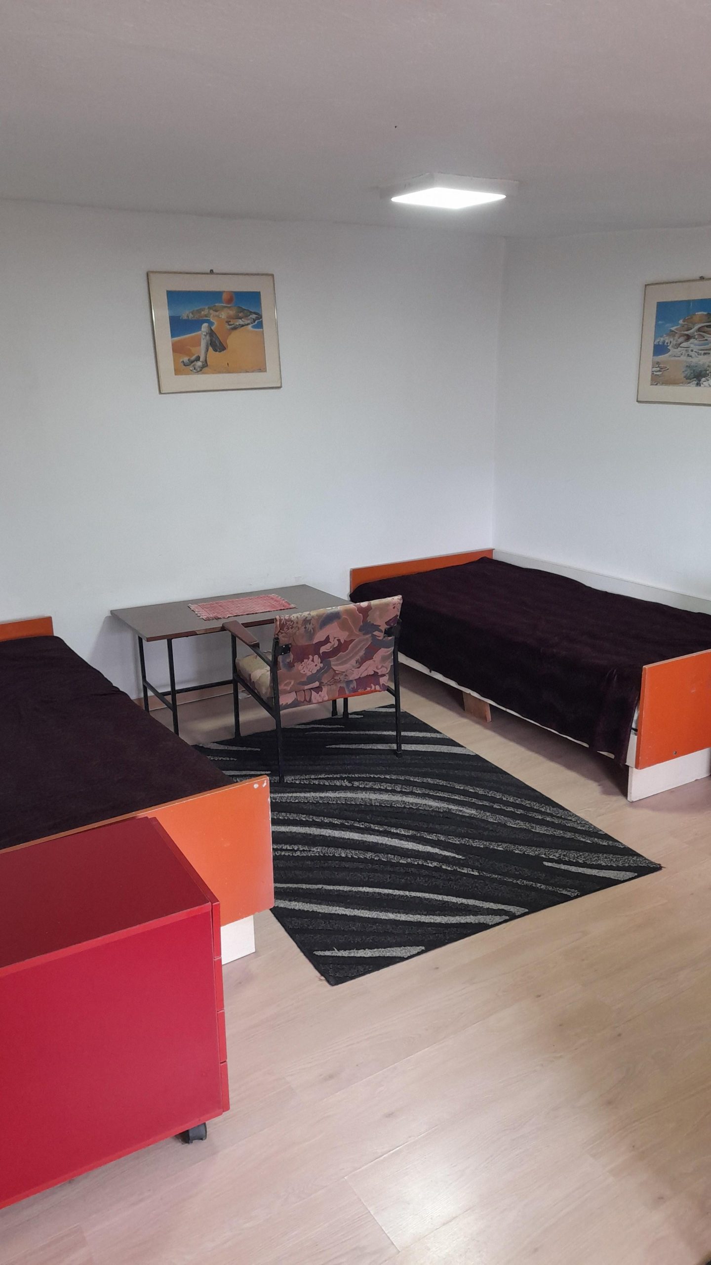 SE IZDAVA NAMESTENA GARSONJERA33m2 NAD KLINIKA