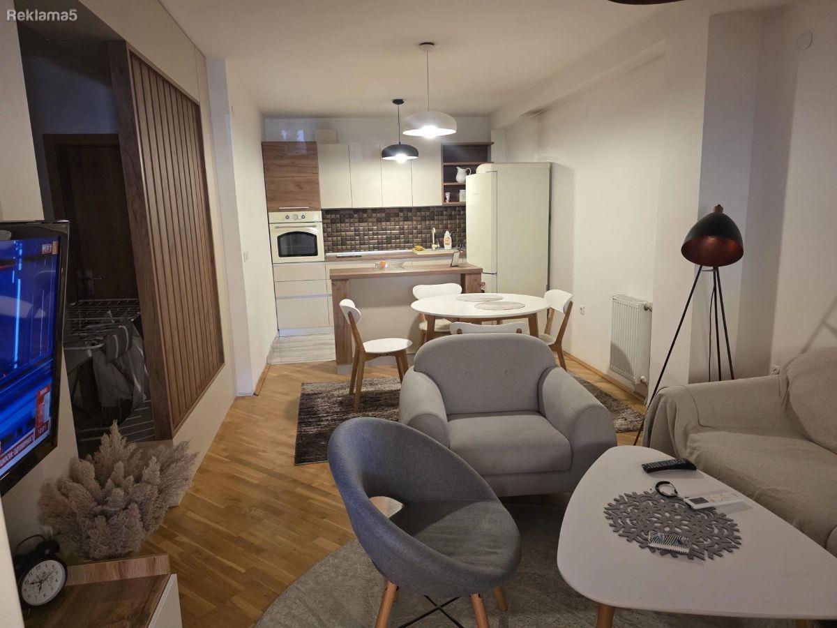 SE PRODAVA RENOVIRAN TROSOBEN STAN VO CENTAR