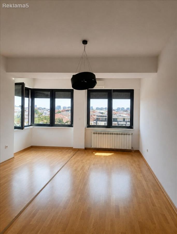 SE PRODAVA DVOSOBEN STAN VO CENTAR, NA RUZVELTOVA