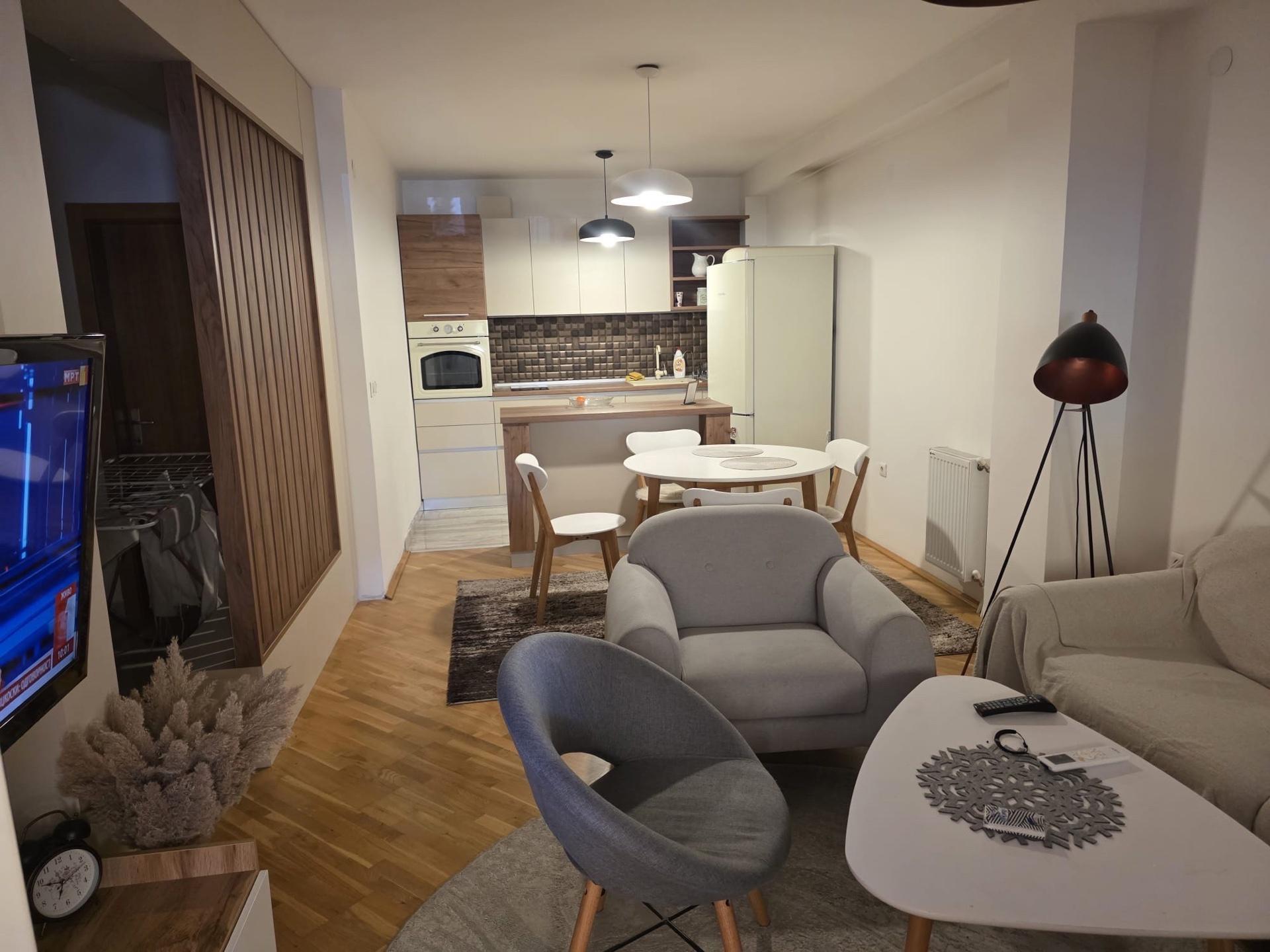 SE PRODAVA RENOVIRAN TROSOBEN STAN VO CENTAR