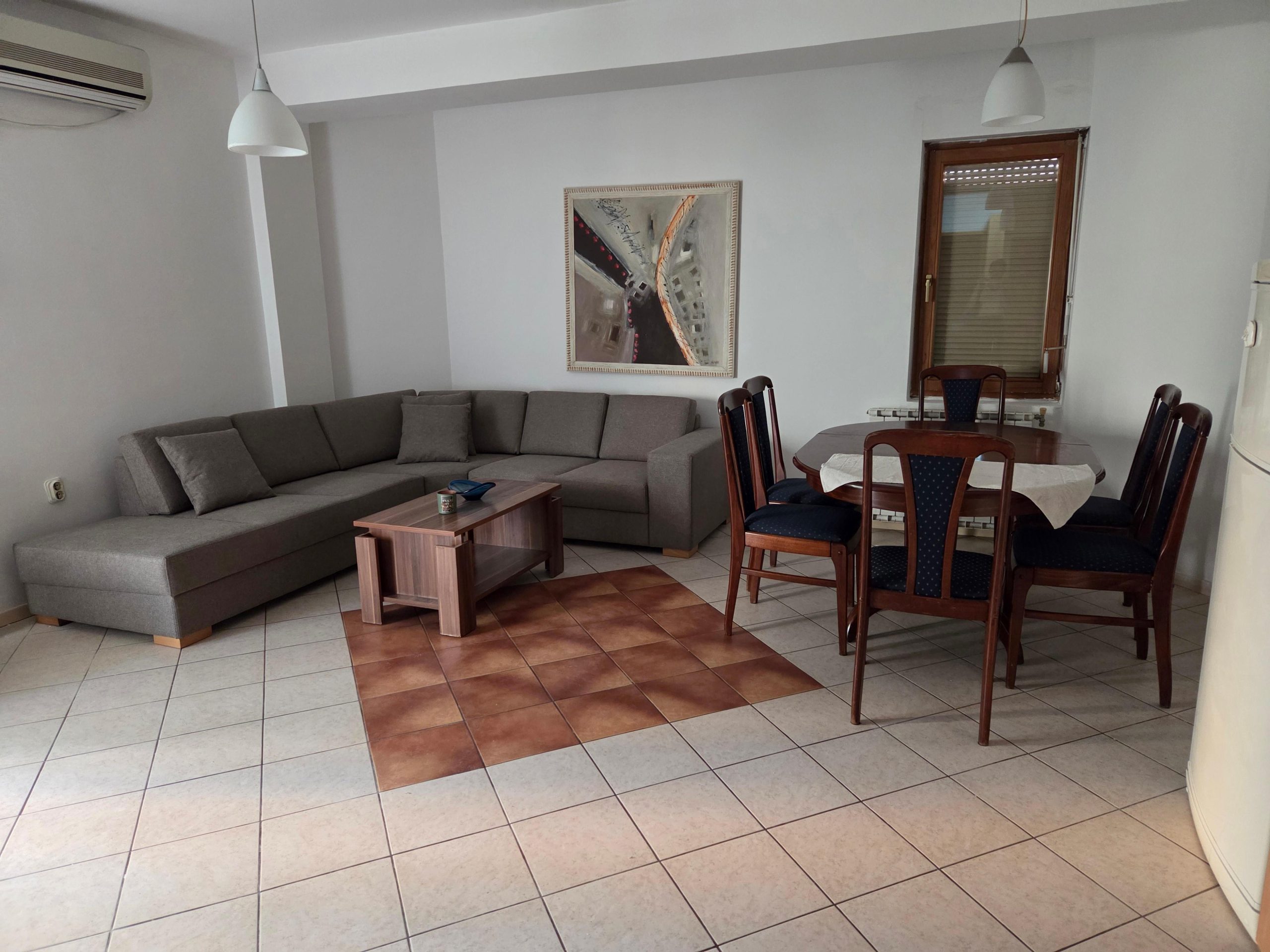 I am renting a furnished three-room apartment in Debar neighborhood