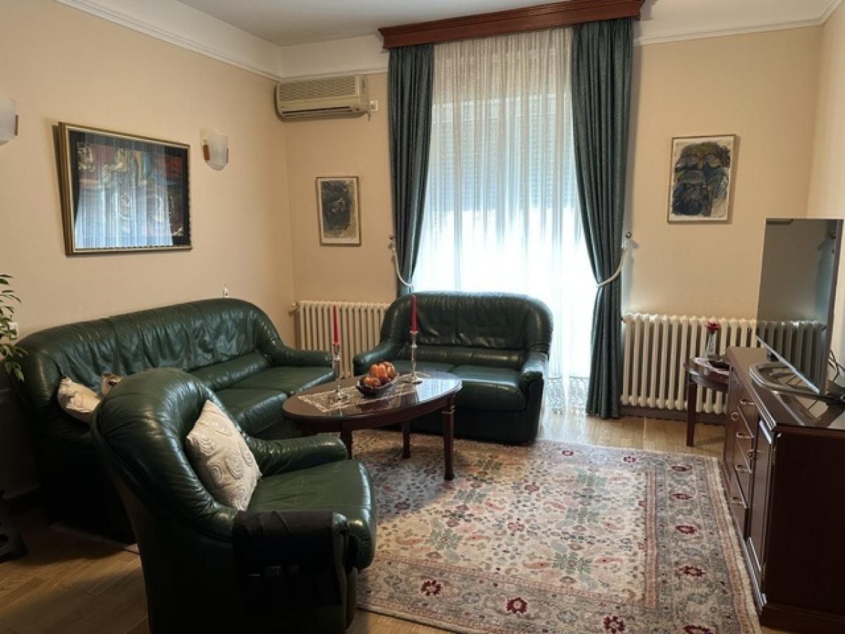 A 90 m2 apartment is for rent in the Center