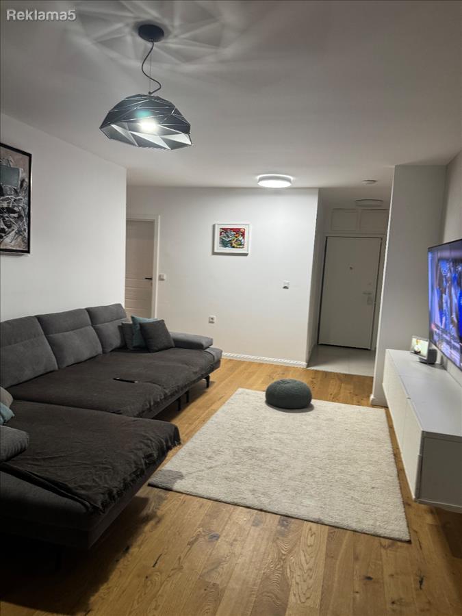 Three-room apartment in the center, city wall