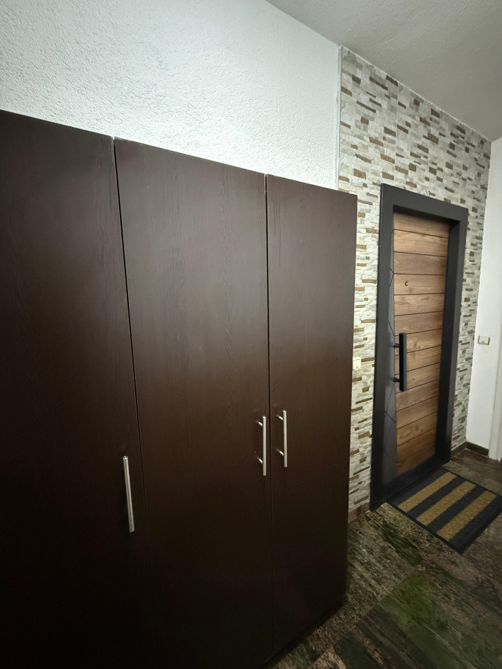 Se dava pod kirija stan 52 m2 -renoviran