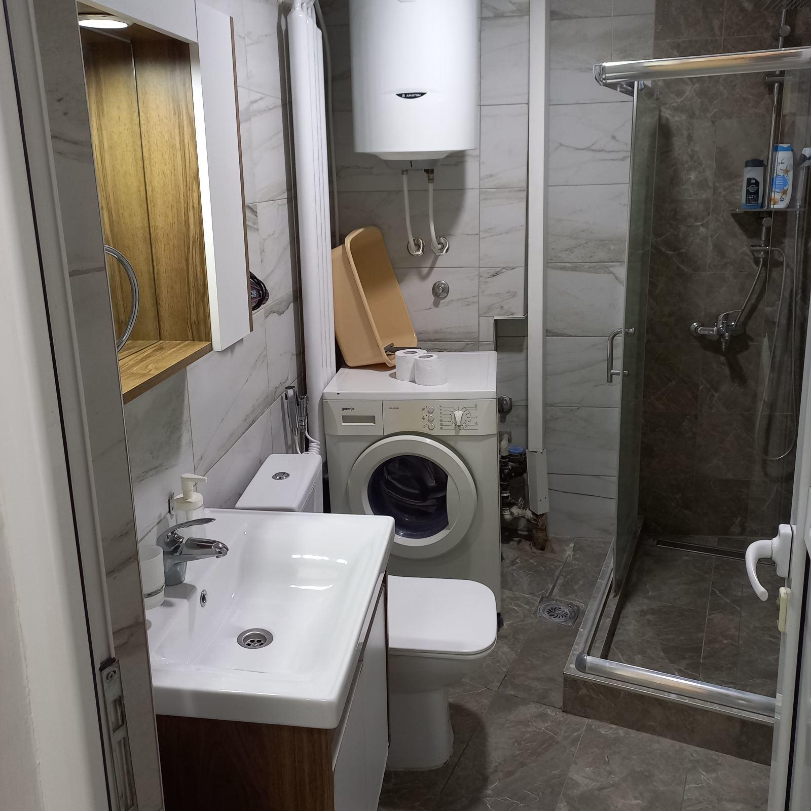 I am renting a furnished apartment in the center of 54 m2, two rooms with a garage