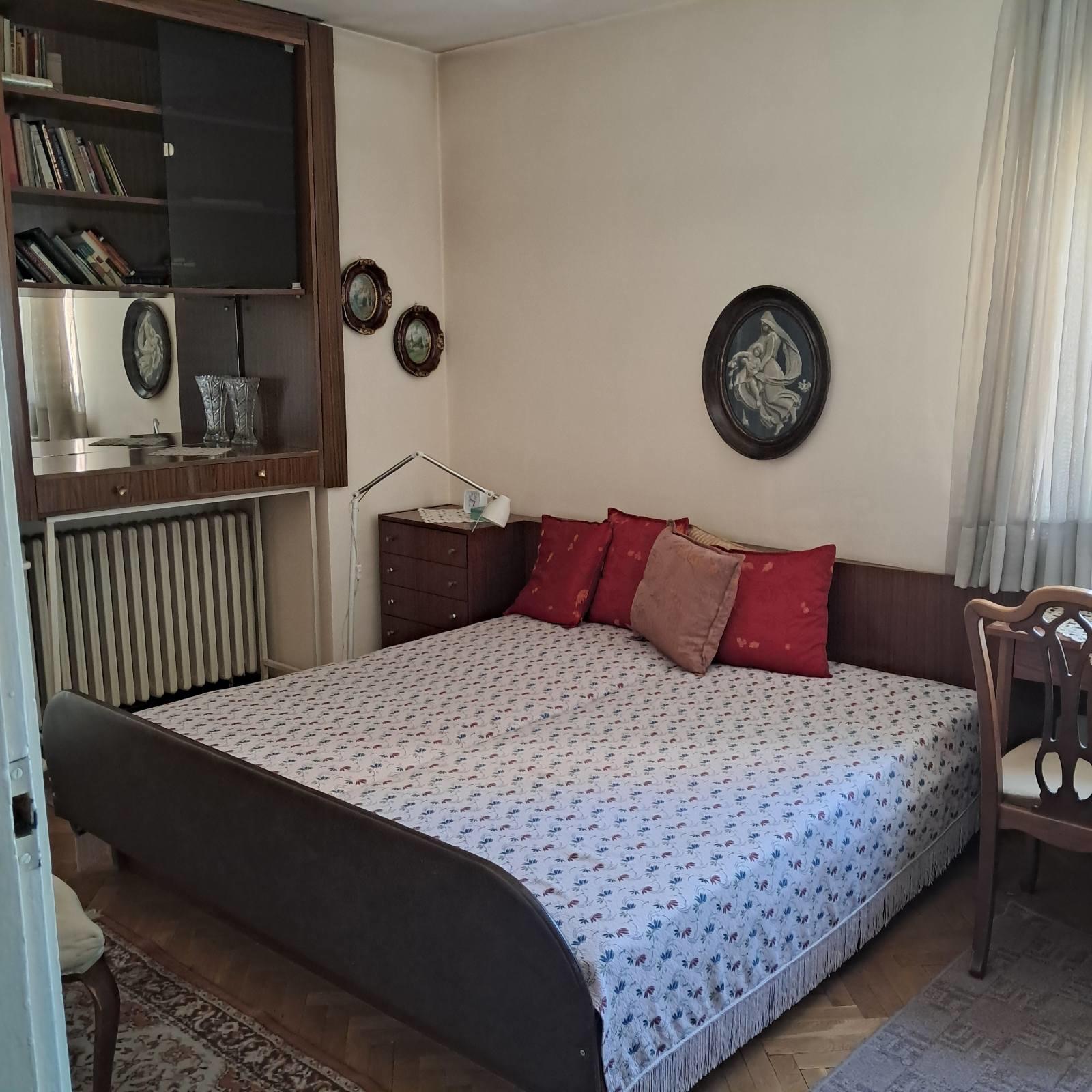 Se prodava trosoben stan vo centar gradski dzid