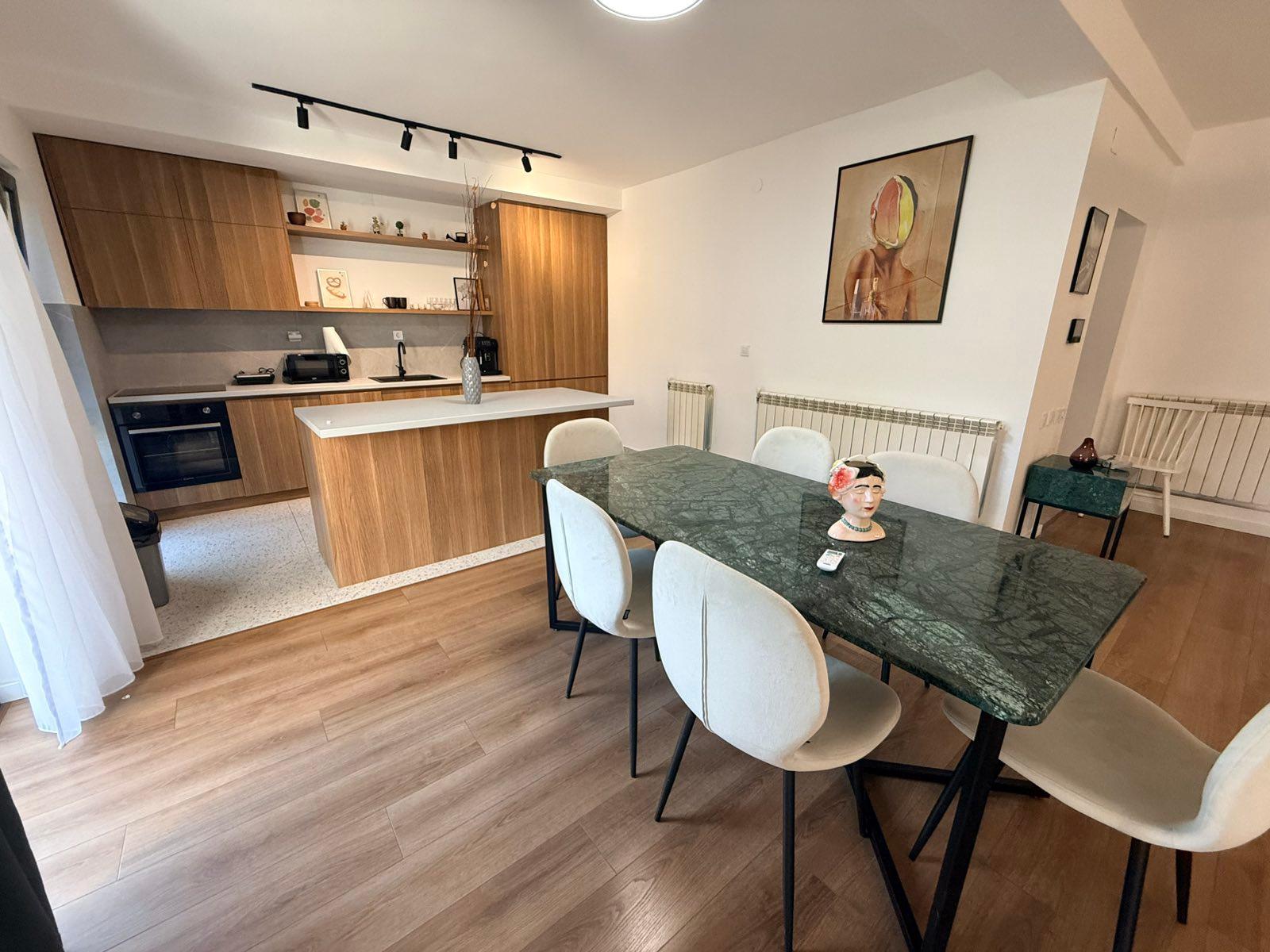 Lux Nov stan od 140m2 so dvorno mesto 100m2 vo Zdanec