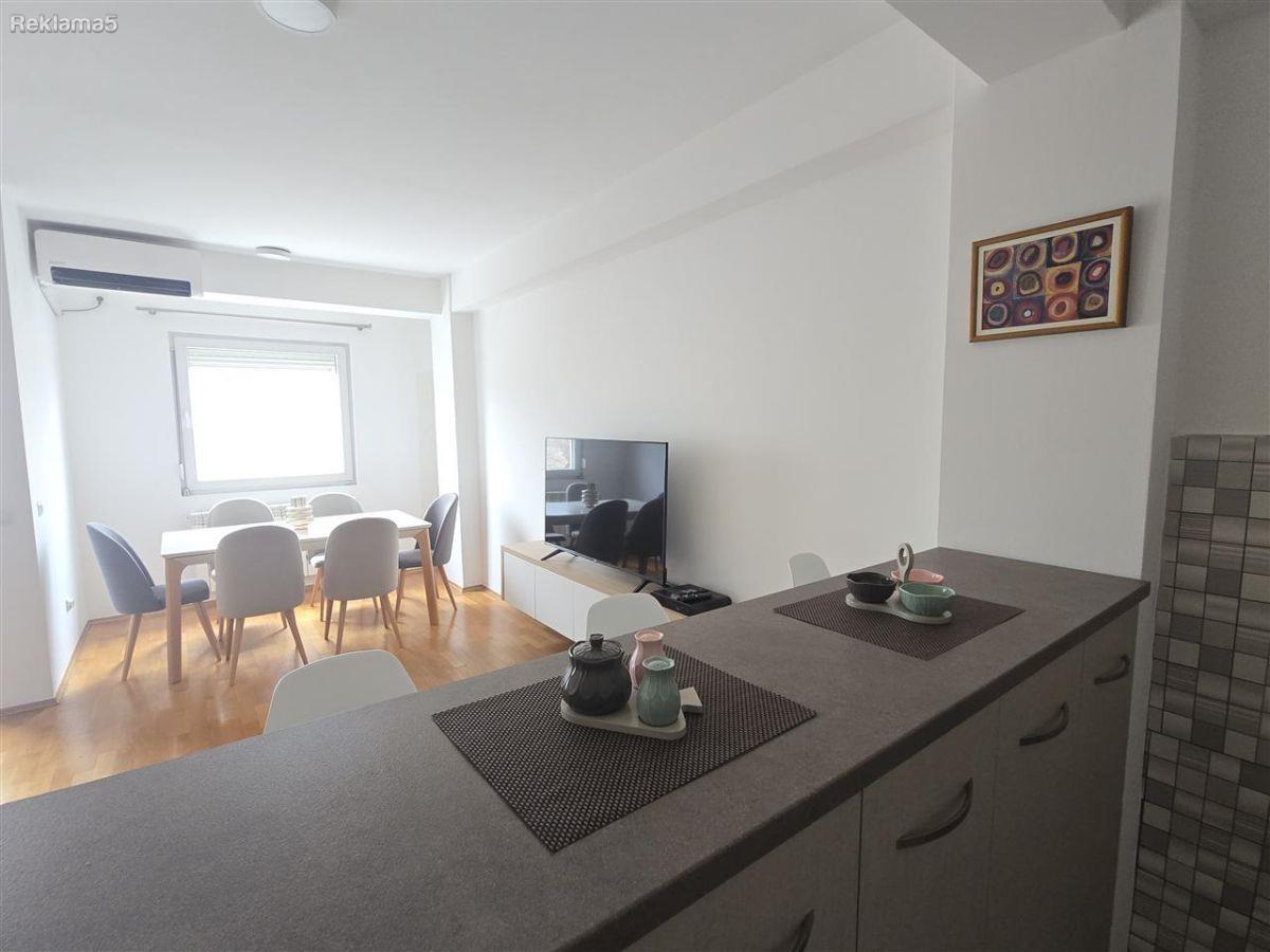 FOUR-ROOM APARTMENT IN THE CENTER, CITY PARK