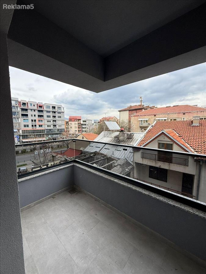 SE IZDAVA PRAZEN 4-SOBEN STAN VO CENTAR, UNIVERZALNA