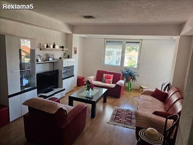 ,,Bella''Stan 70m2 3ti kat Bogomilska pozadi Skalesta Zgrada