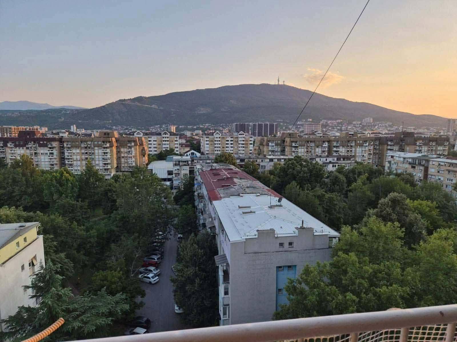 SE PRODAVA TROSOBEN STAN AERODROM