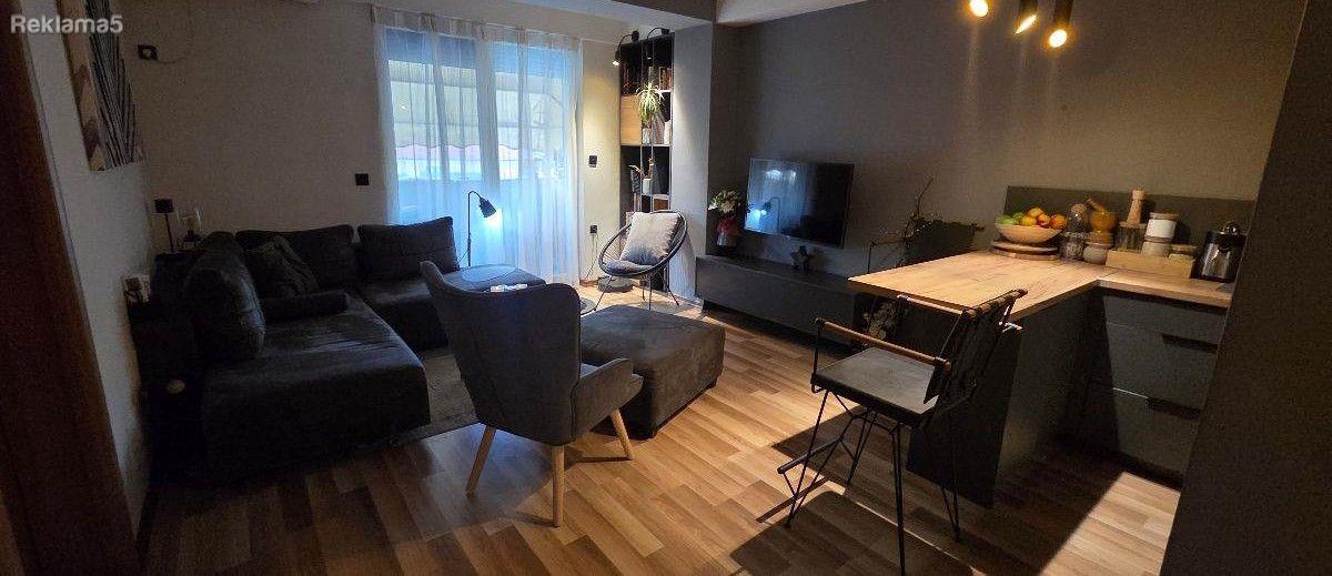 Se prodava luksuzno namesten stan 39m2 Gorce kaj stadionot