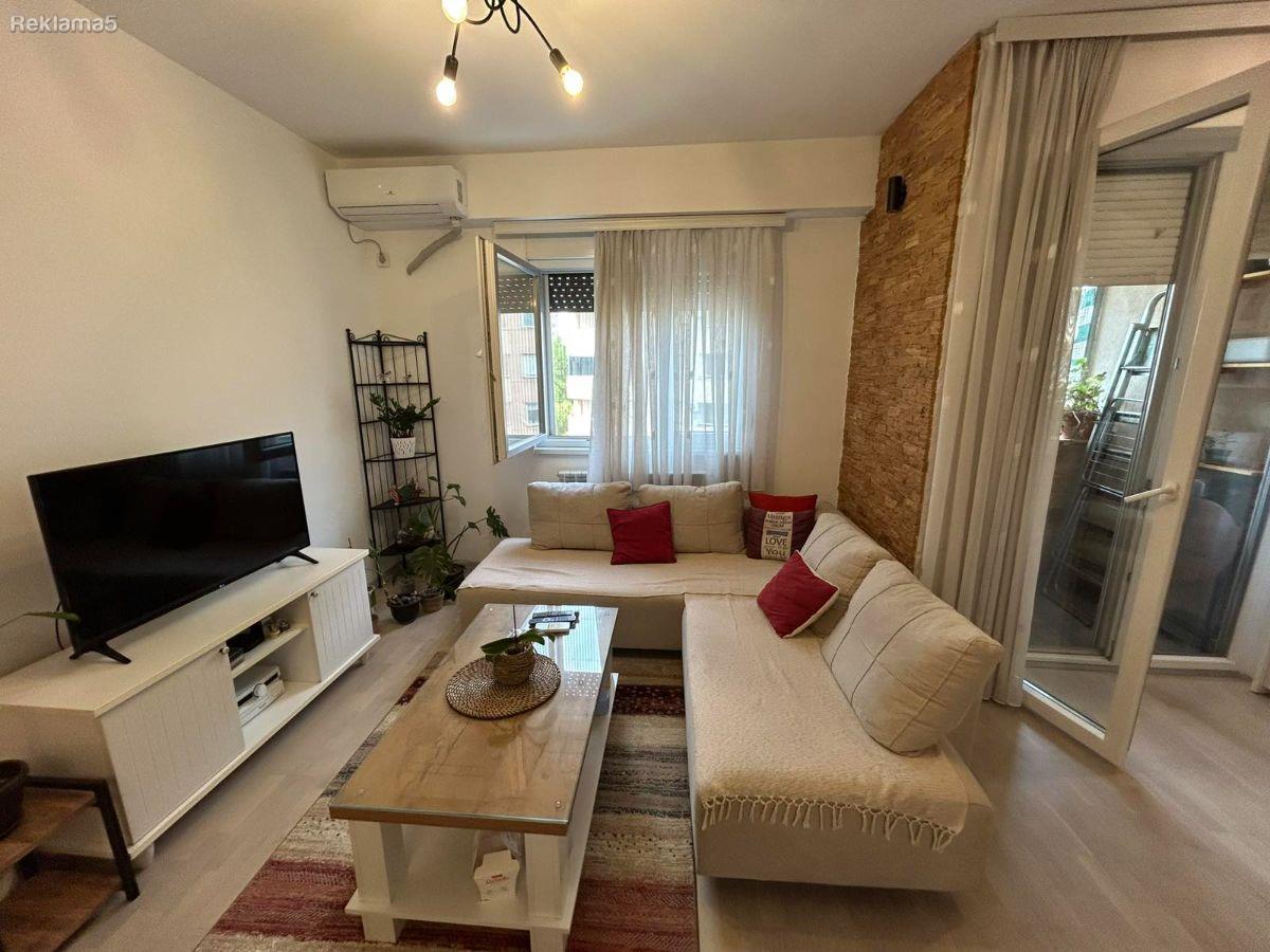 Се продава стан од 45м² комплетно наместен со паркинг