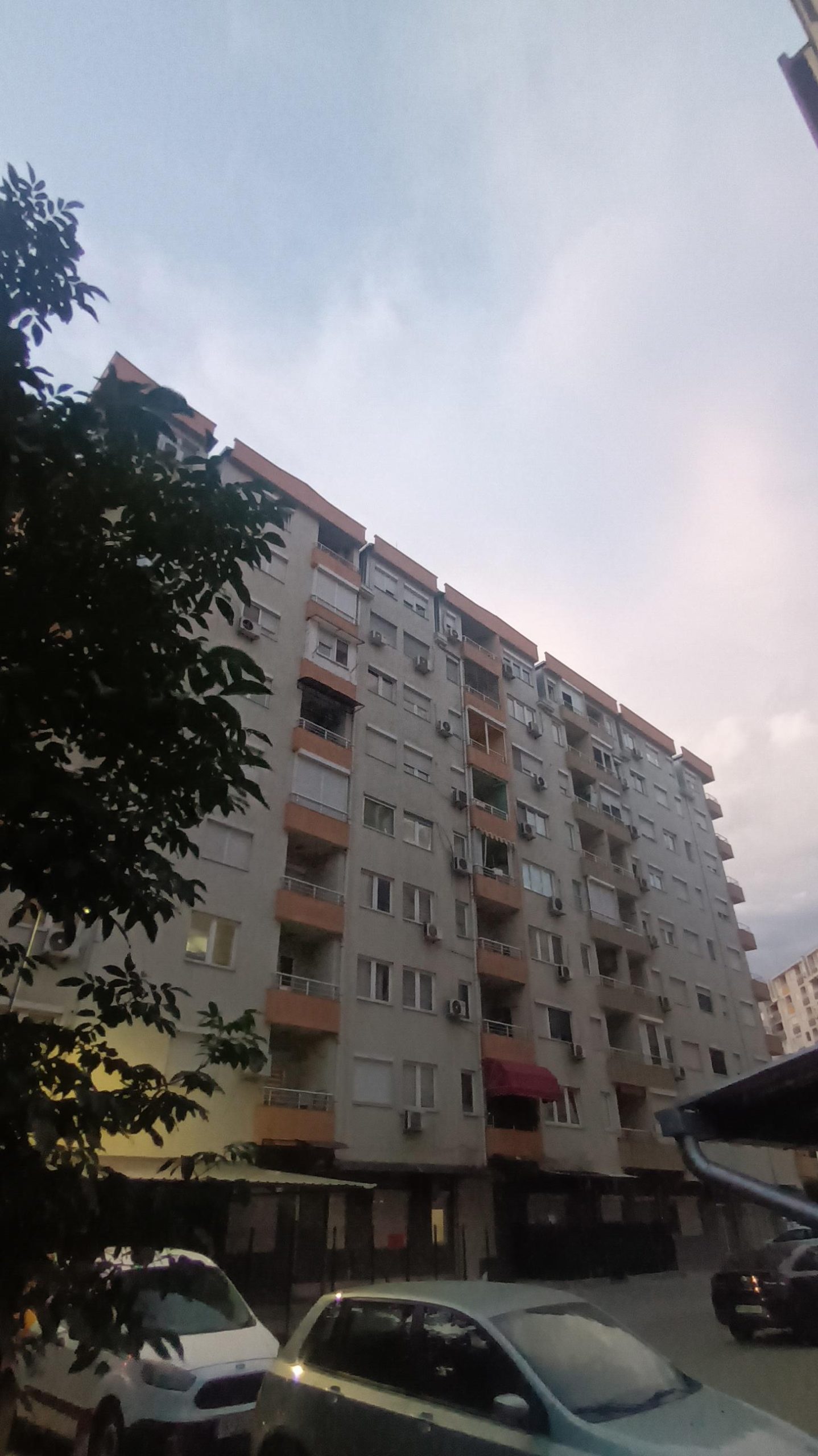 Се продава