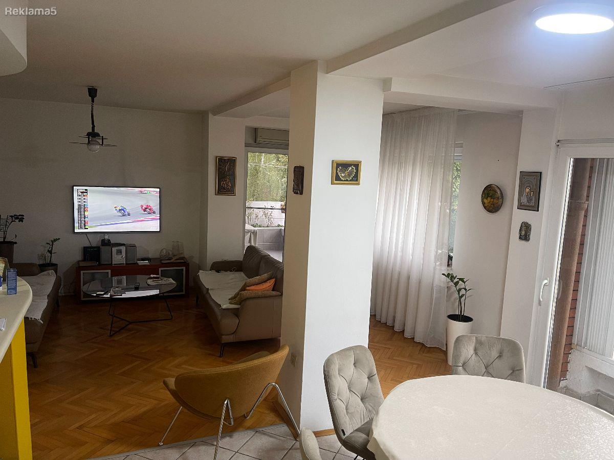 Apartment Zelezara / Zelezara