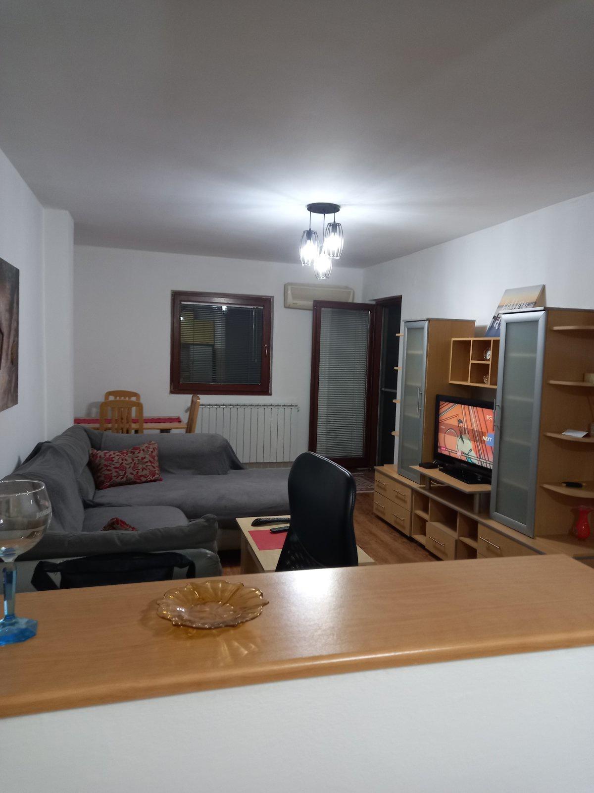 SE IZDAVA DVOSOBEN STAN CENTAR