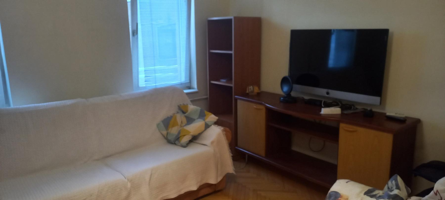 Se Izdava Dvosoben stan od 60m2 Centar kaj Grcka Amb