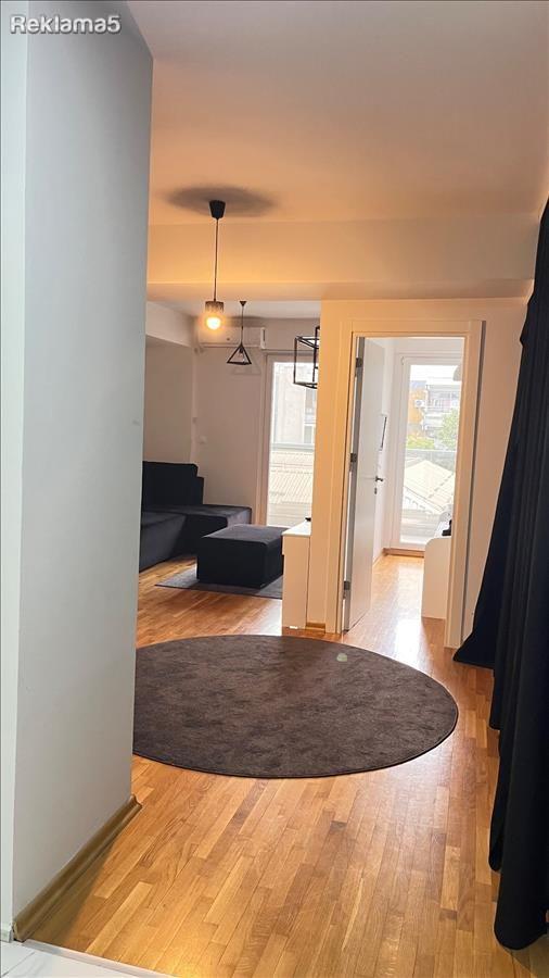 Se izdava nov namesten dvosoben 45m2 Cenatr pozadi Kjubi