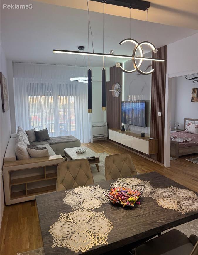 SE IZDAVA NOV NAMESTEN DVOSOBEN STAN VO EAST GATE LIVING