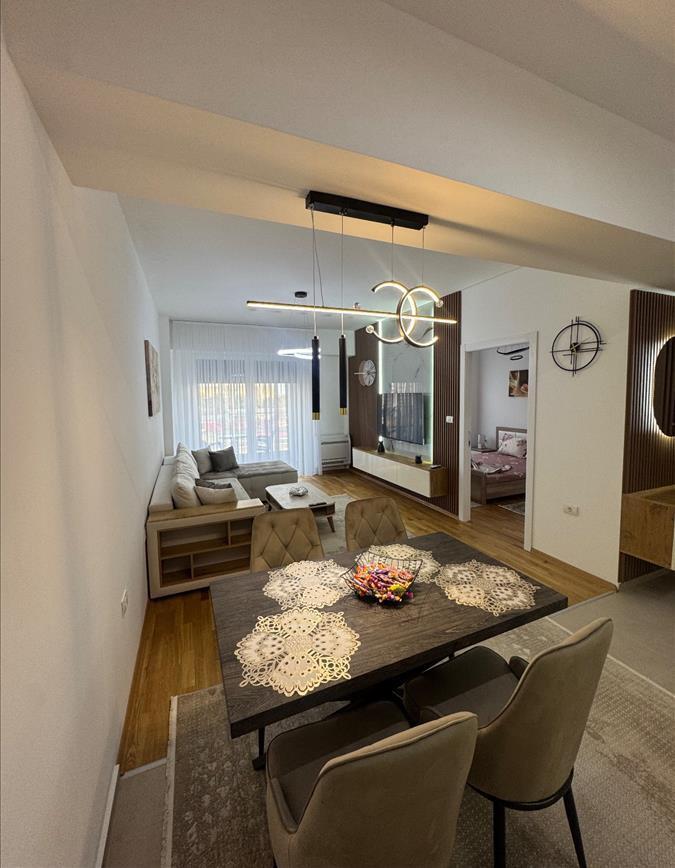 SE IZDAVA NOV NAMESTEN DVOSOBEN STAN VO EAST GATE LIVING