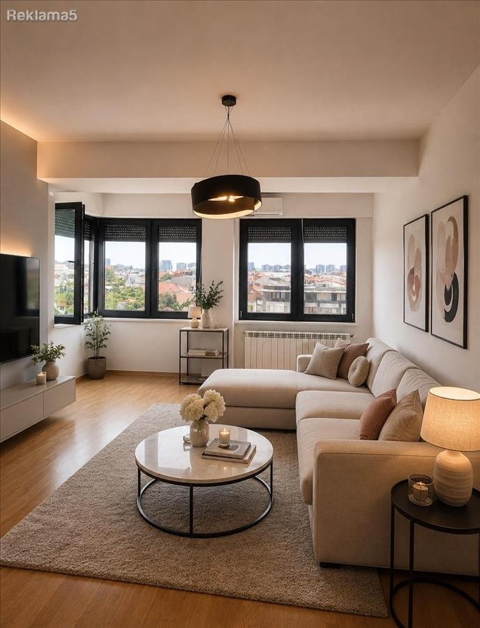 We are selling a 47m2 apartment on Roosevelt Street