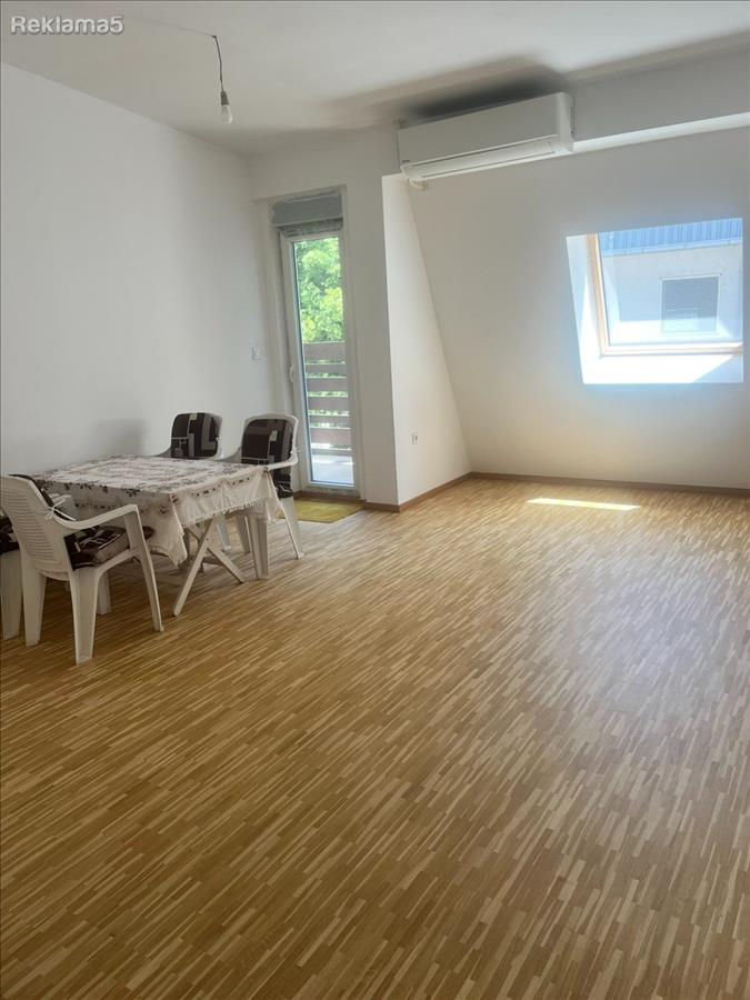 SE IZDAVA PRAZEN STAN ZA KANCELARIJA VO CENTAR, UNIVERZALNA