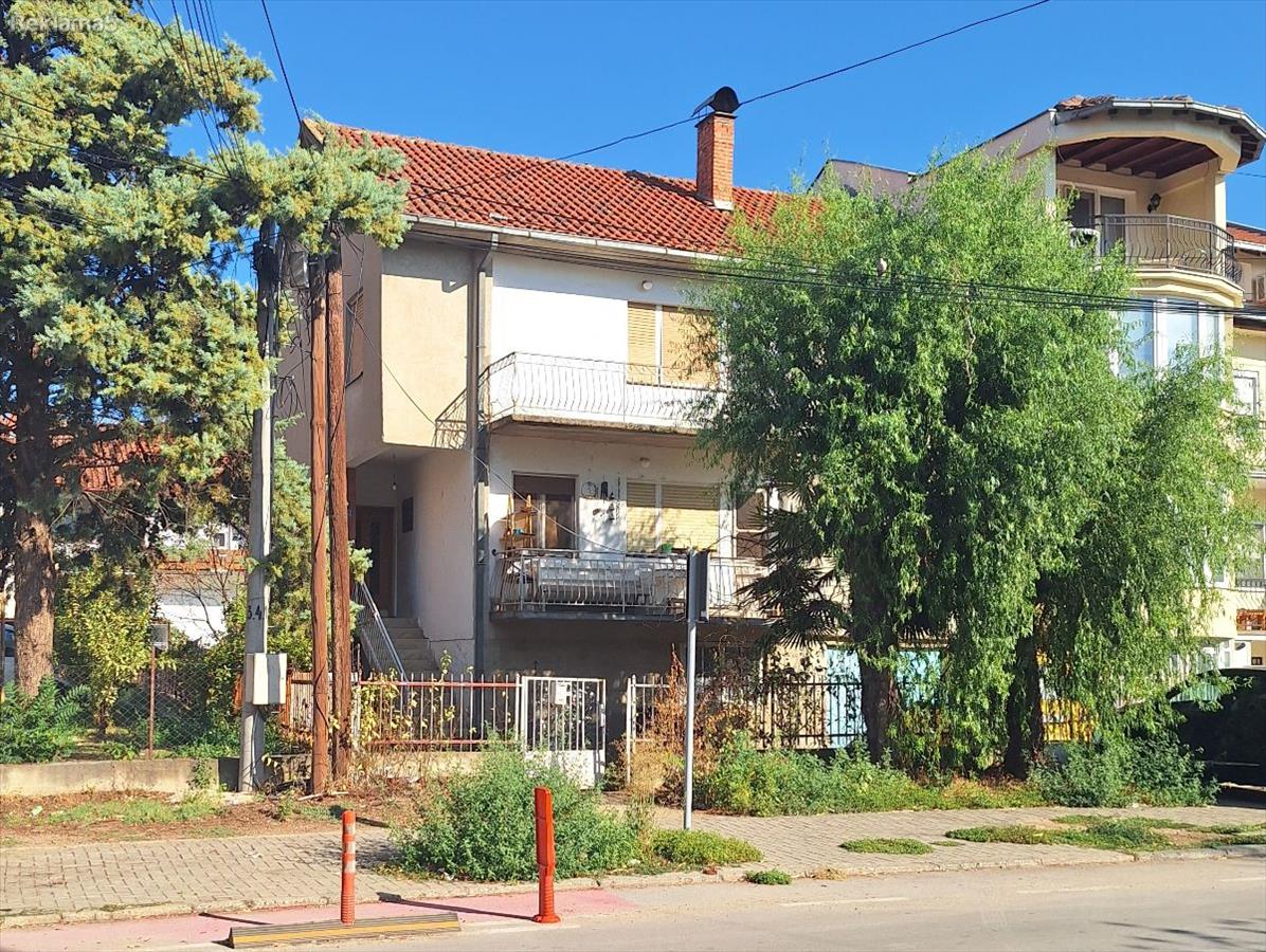 Двоспратна куќа со голем двор на идеална локација