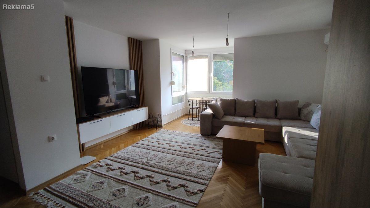 Se izdava stan od 70m2 vo centar - gradski zid