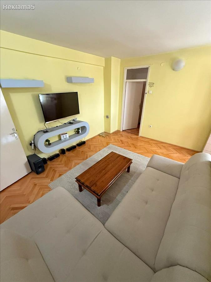 Se prodava namesten stan 64m2 vo Topansko pole