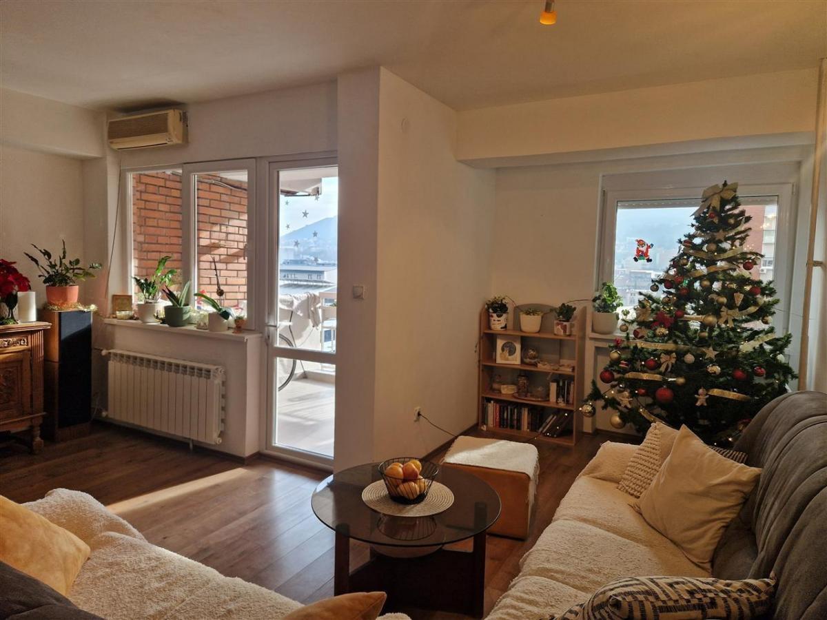 An apartment of 84 m2 is for rent in the Center