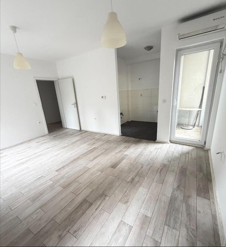 Se prodava prazen stan od 43m2 vo Debar Maalo