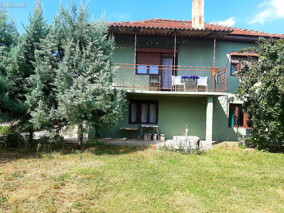 Se prodava kukja vo lisice 200m2 i dvorno mesto 440m2