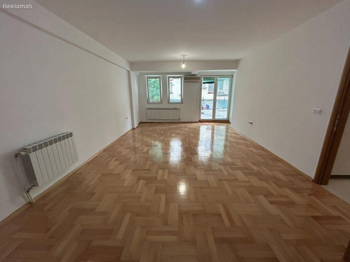 Apartment for sale with 2 bedrooms, yard and parking included in the price
