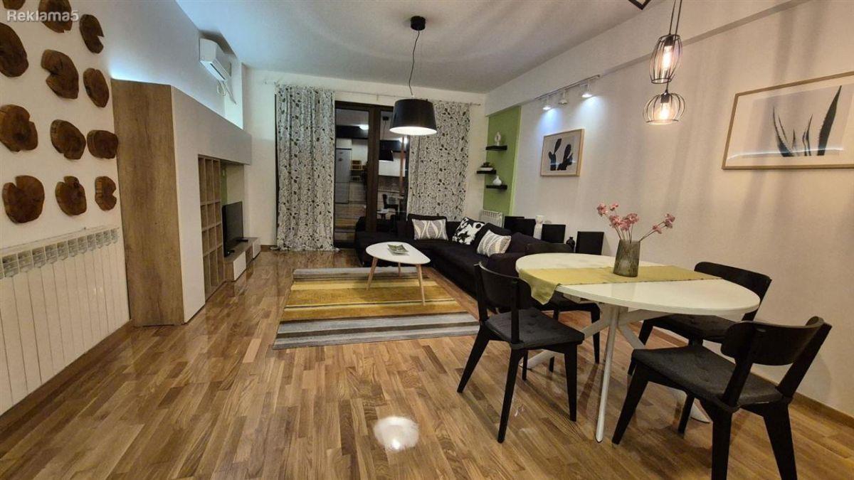 Se izdava renoviran trosoben namesten kaj pazar Bunjakovec