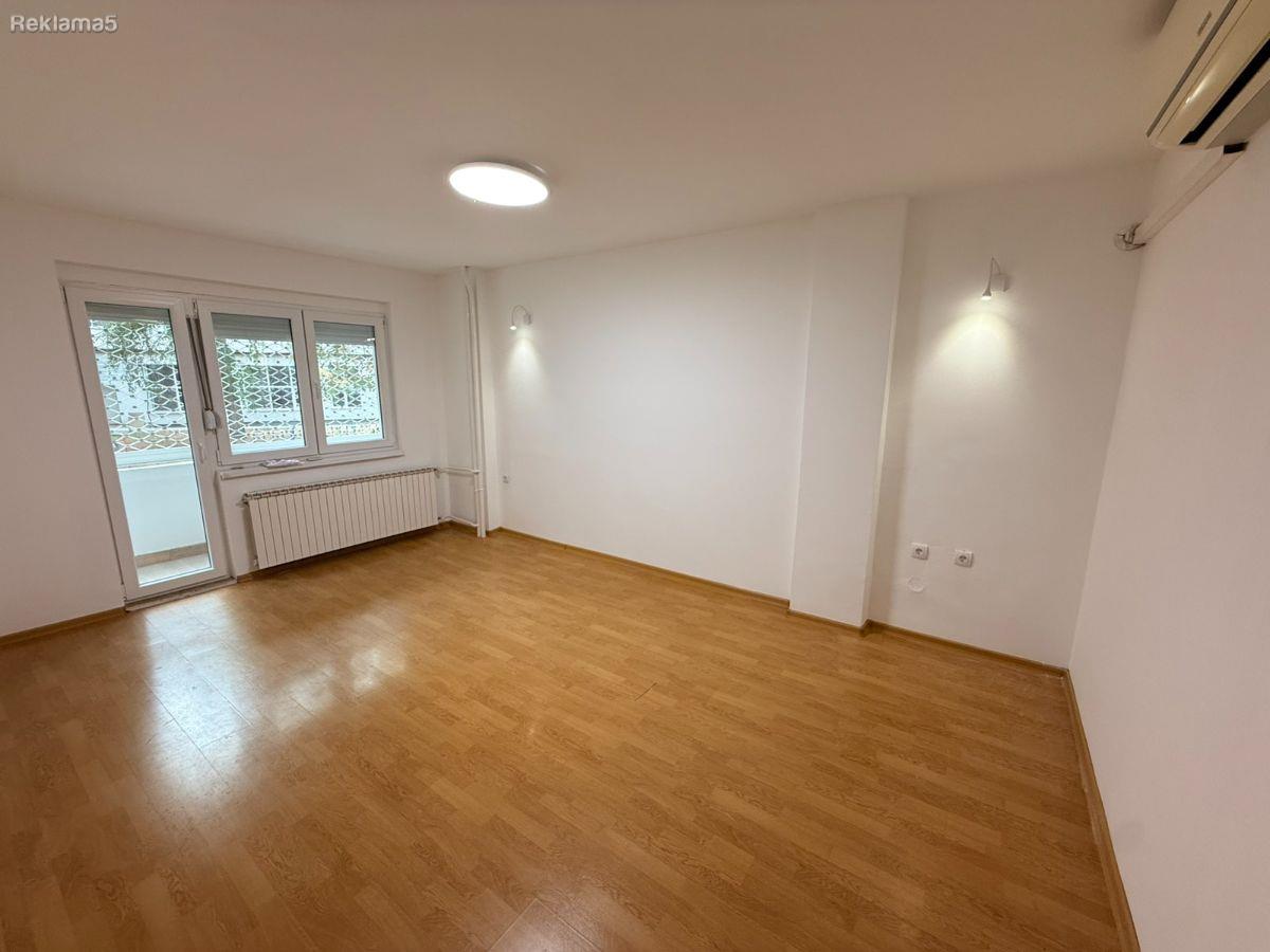Se Izdava Prazen stan od 55m2 strog Centar kaj UJP