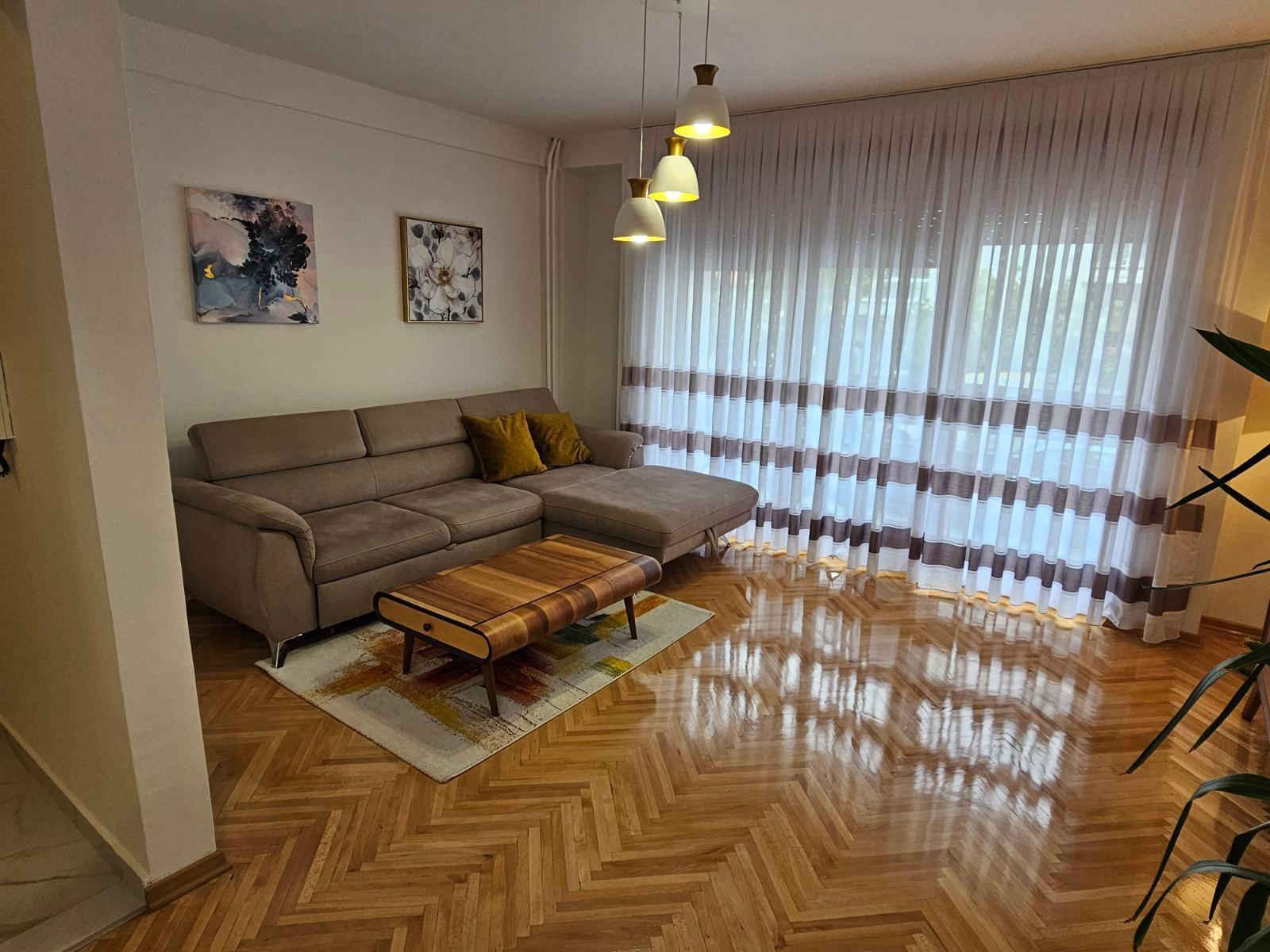 Se izdava trosoben stan vo Debar Maalo
