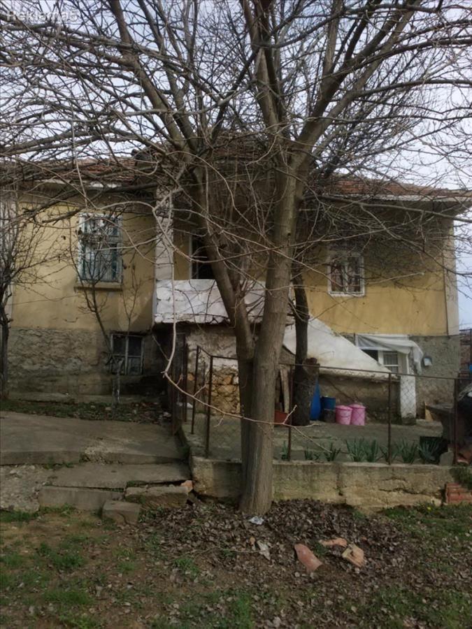 SE PRODAVA KUKA NA ODLICNA LOKACIJA ROMANOVCE