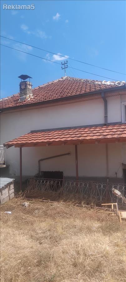 PRODAVAM KUKA SO DVORNO MESTO