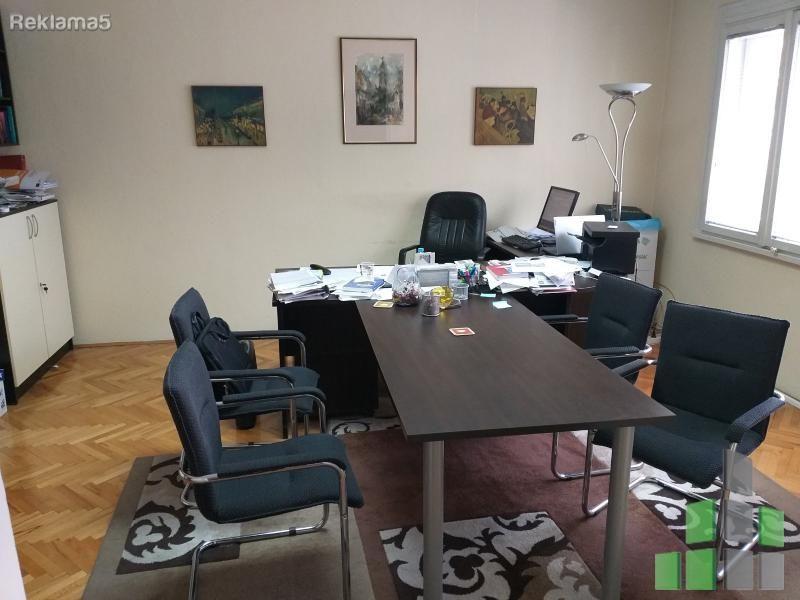 Se izdava kancelariski prostor vo Centar